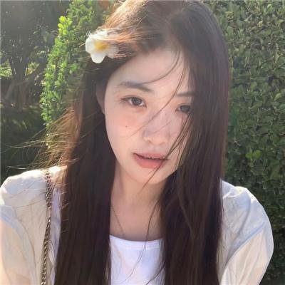 她的双眼背后